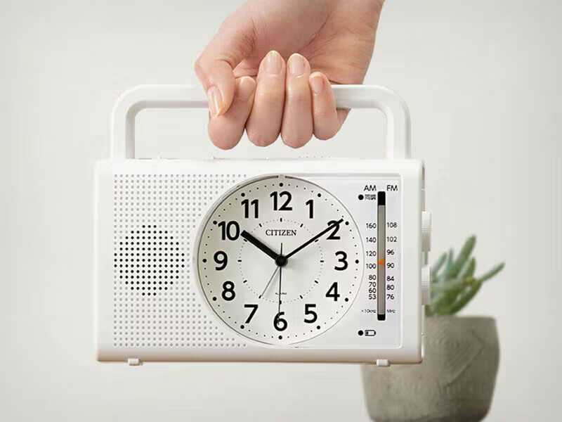 Rhythm’s 4RQ002-003: A Minimalist Clock That Doubles as a Disaster-Readiness Companion